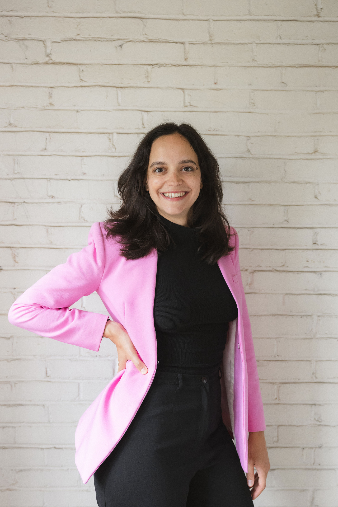 Portrait de Tina Pranjic, fondatrice de Lipa Collective, près d'une fenêtre